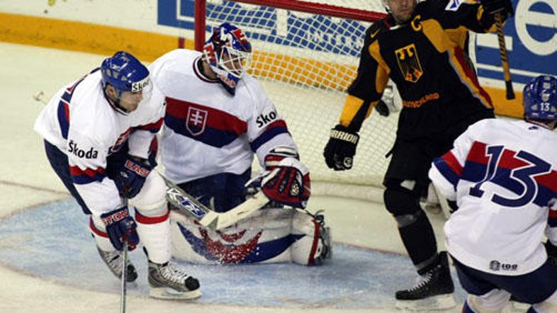 Stefan Ustorf je iz bližine premagal obrambo Slovakov.