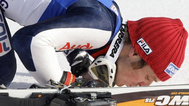 Manfred Moelgg je po zmagi v Garmischu poljubil snežno podlago.