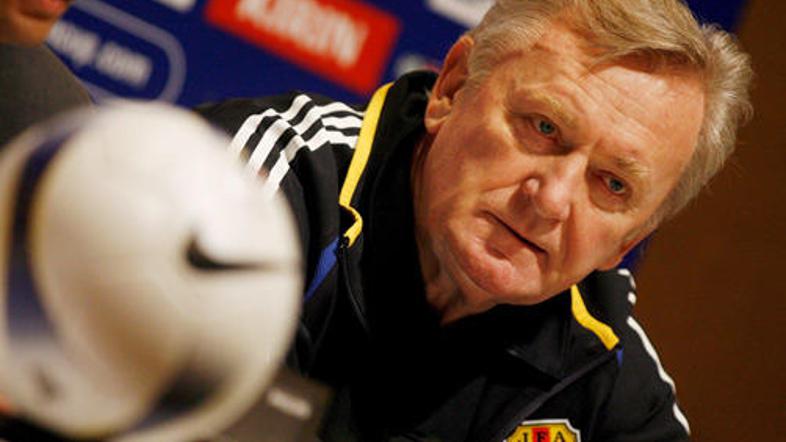 Osim je od leta 2003 vodil moštvo JEF United Ičibara in jih popeljal do pokalneg