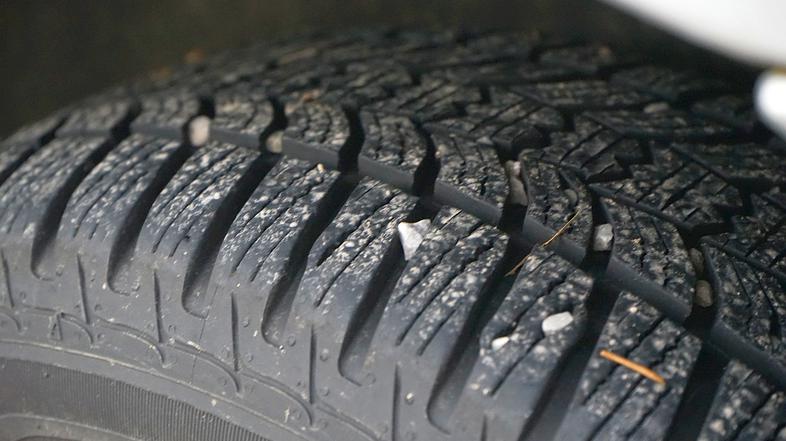 guma, pnevmatika, kamenčki v gumi