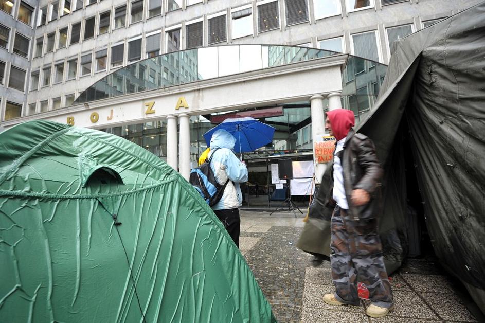 Protestniki pred borzo z novimi šotori kljub slabemu vremenu vztrajajo.