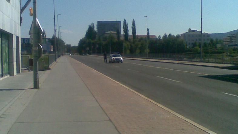 Policijski avto sredi Maribora