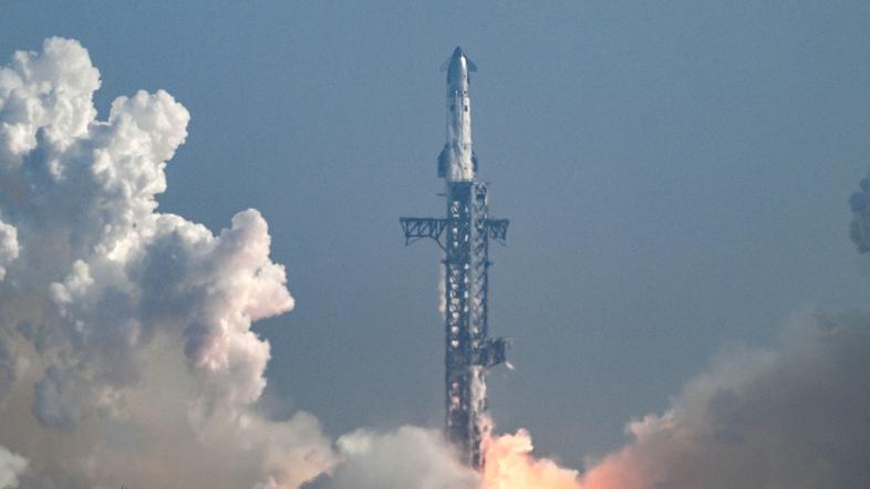 SpaceX v zrak poslal največjo in najmočnejšo različico rakete Starship doslej.