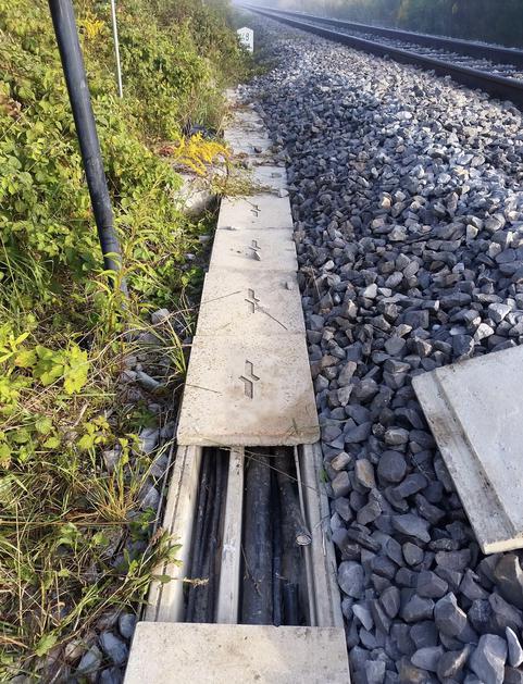 poškodovan kabel na železniški progi Kočevje