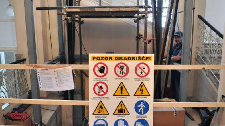 Do konca meseca bo v predsedniški palači že stalo stekleno dvigalo.