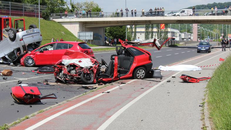 52-letna voznica in 31-letnik voznik sta na kraju nesreče umrla, 25-letnico pa s