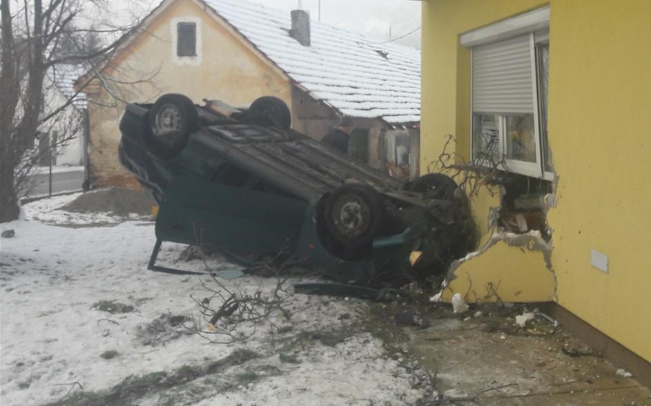 Avto se je zaletel v hišo, avto, hiša