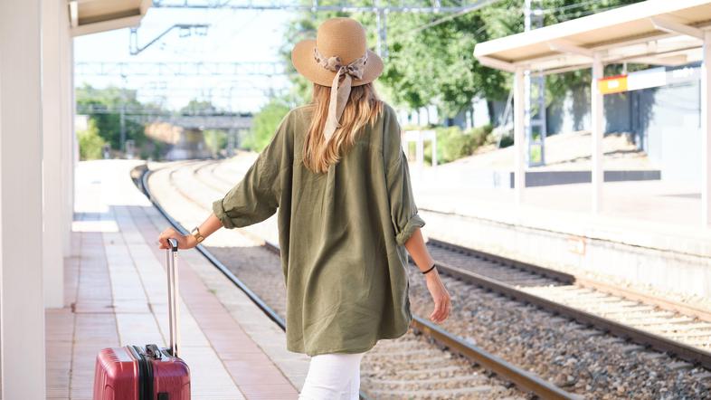 Potovanje, vlak, izlet, kovček, železniška postaja