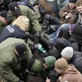 Protestniki blokirajo ceste, po katerih naj bi potekal transport z jedrskimi odp
