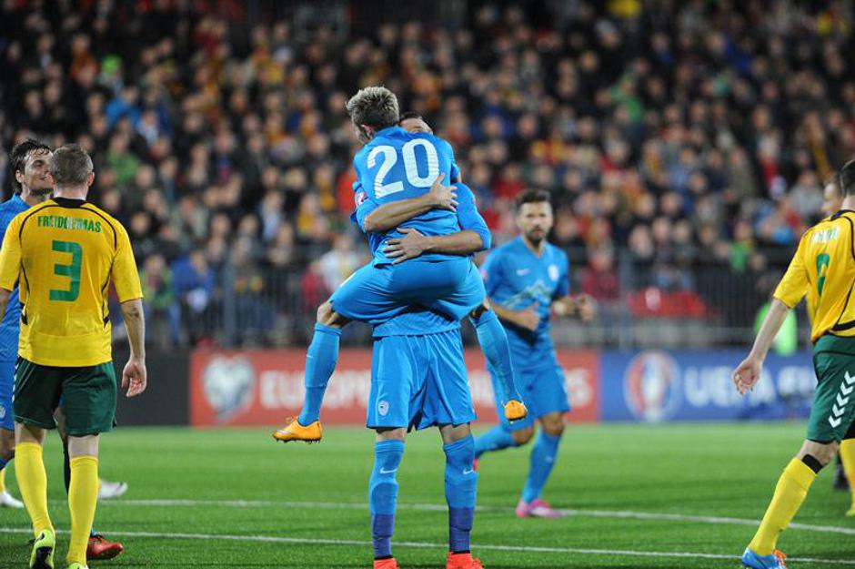 Novaković Kampl Litva Slovenija Euro 2016  | Avtor: Reševalni pas/Twitter