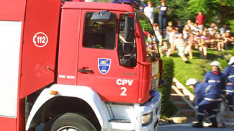 Truplo so iz vode potegnili gasilci.