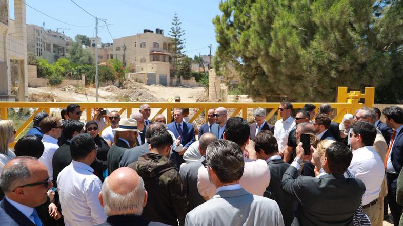 Dženin diplomati obisk