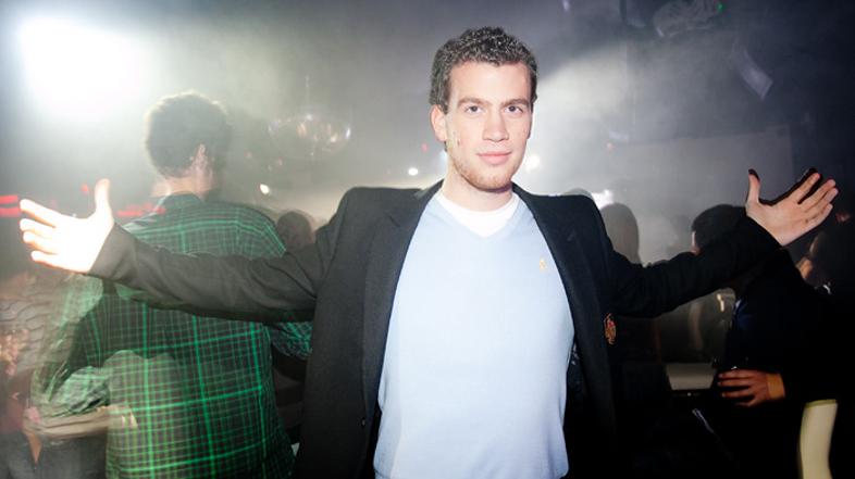 Vroči house večer nad mestom