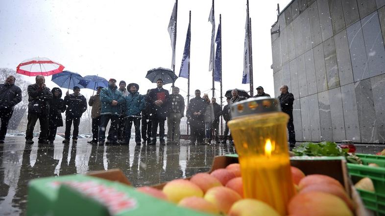 Protest dobaviteljev pred NLB zaradi Mercatorja