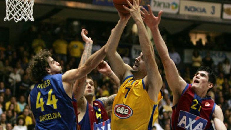 Košarkarji Maccabija so izkoristili prednost domačega igrišča in navijačev ter s