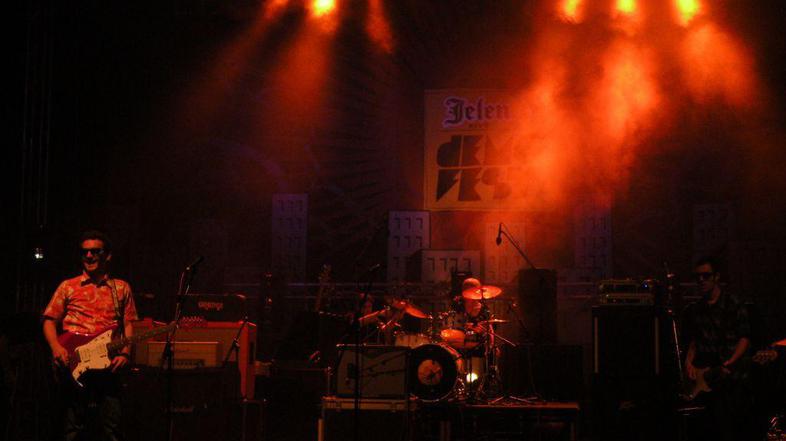 Zmagovalni fanta in punca iz surf tria Threesome. 