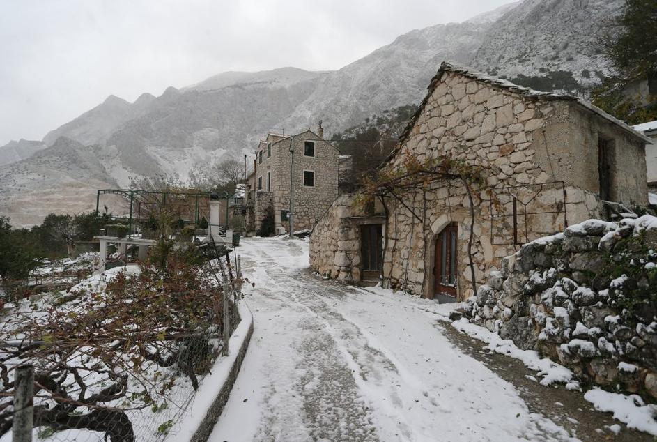 Sneg v Makarski