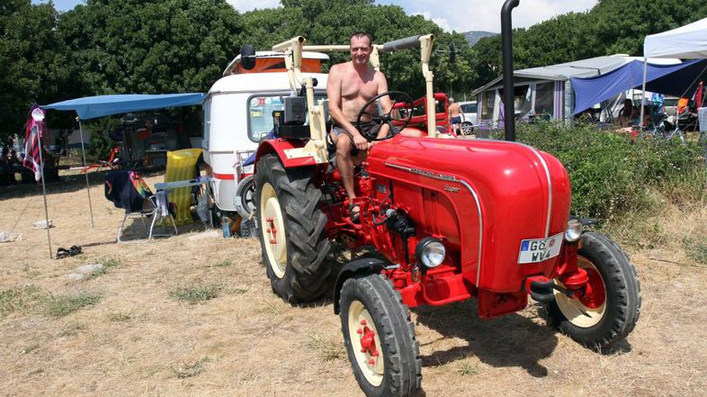 Nemec s traktorjem na morje