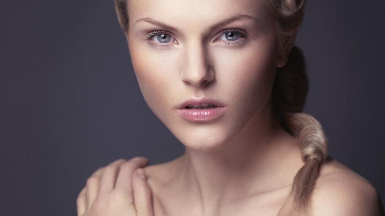 blondinka, modre oči