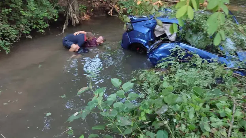 Prometna nesreča, avto v vodi, Požega