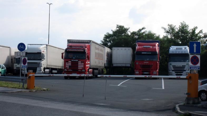 Vozniki tovornjakov opozarjajo na slabe razmere.