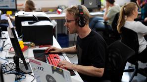 Delavci v pisarni, moški s slušalkami