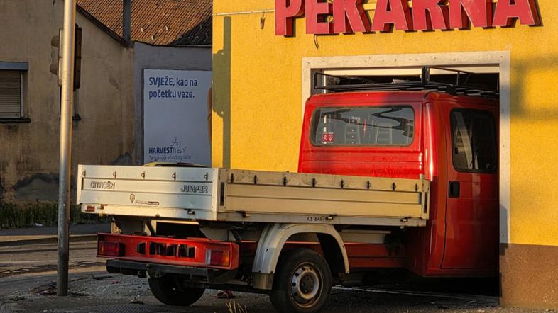 Tovornjak zapeljal v pekarno, prometna nesreča