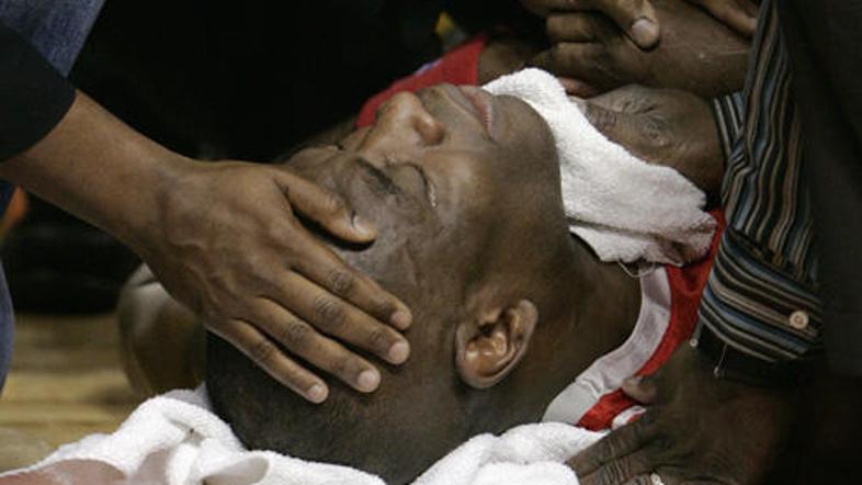 Mutombo je zaradi poškodbe kolena obležal na tleh in po 18 letih končal kariero.