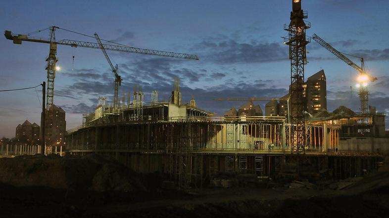 Na stadionu so včeraj namestili prvi nosilec za streho. Tečejo tudi že dela za T