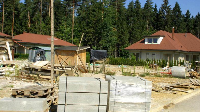 Materi in sinu Škodlar, Rezarju ter Župancu grozi za domnevno oškodovanje upniko