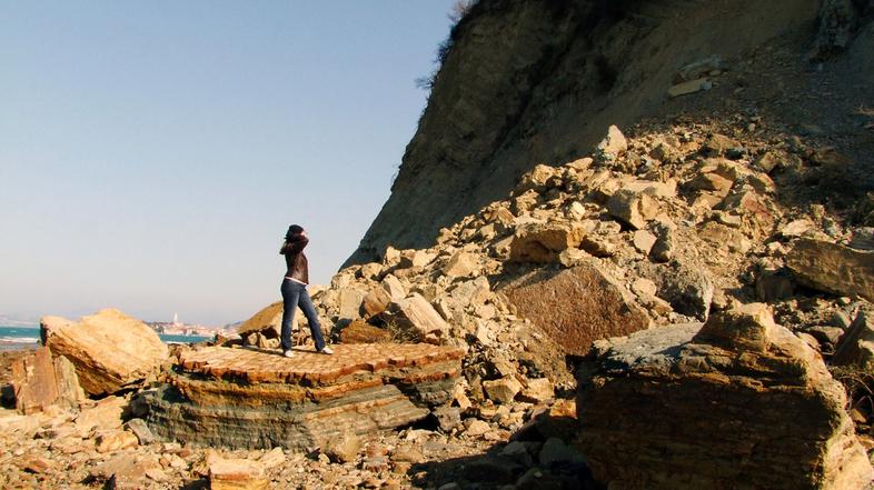 Takole se je odkrušil velik del klifa na priljubljeni izolski divji plaži med Be