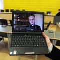 Televizijski intervju s škofom so si ogledali prek računalnika. (Foto: EPA)