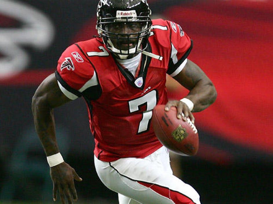 Michael Vick na eni od svojih zadnjih tekem za Atlanto Falcons pred tremi leti