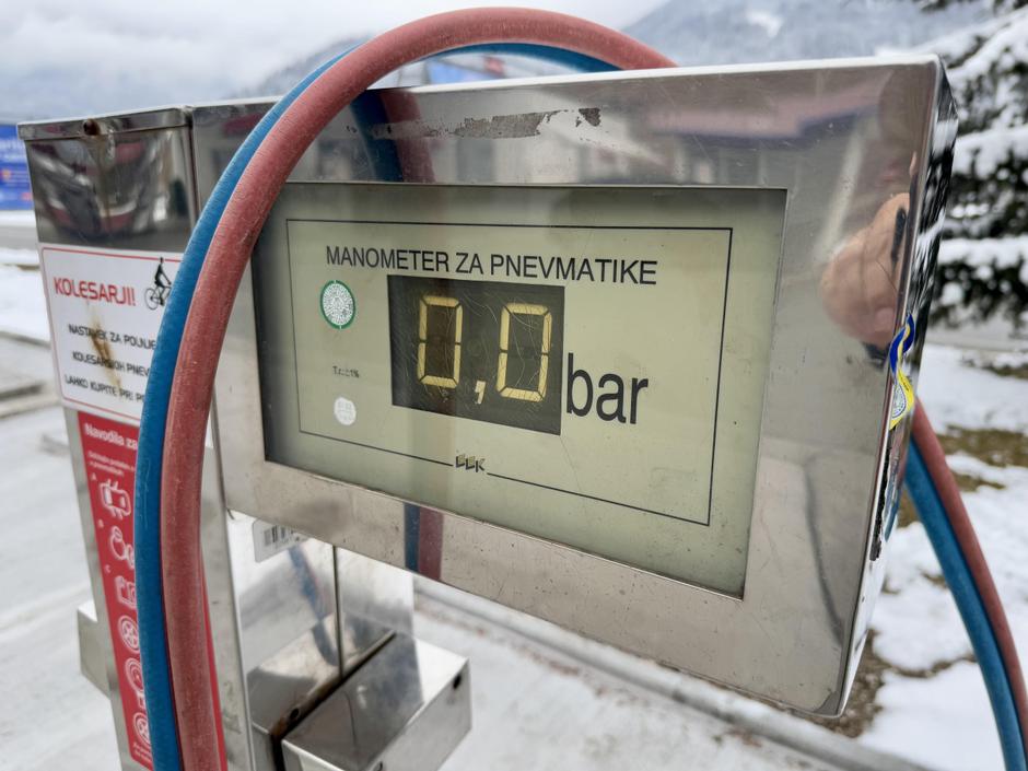 Polnjenje pnevmatik z zrakom, manometer | Avtor: Andrej Leban