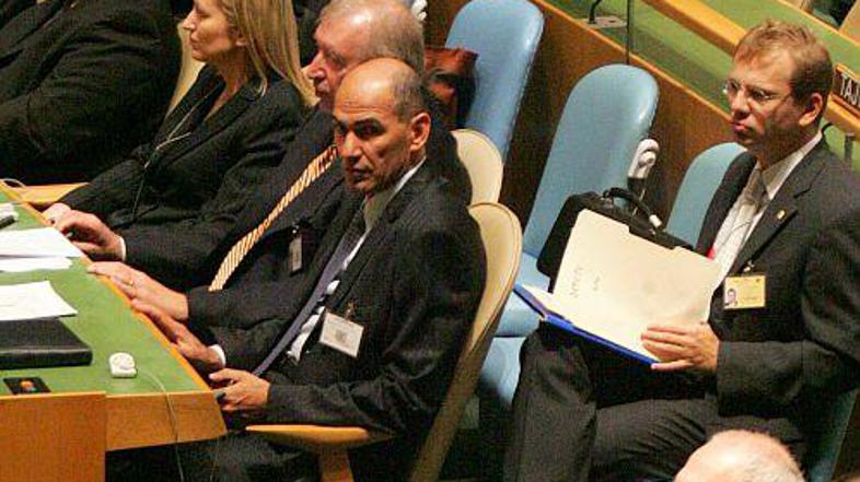 Premier Janša v spremstvu zunanjega ministra Dimitrija Rupla med govori v Genera