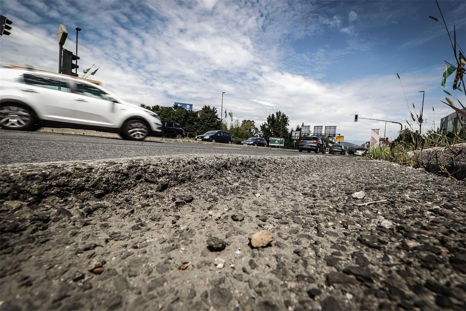 poškovano cestišče | Avtor: Saša Despot