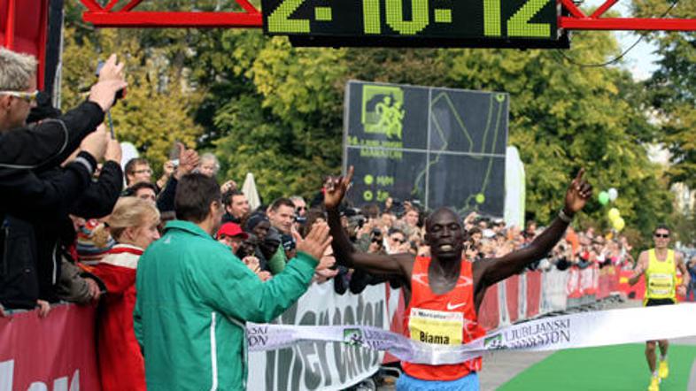 Zoran Janković, ki podeljuje "petko" zmagovalcu Williamu Biami. © Saša Despot