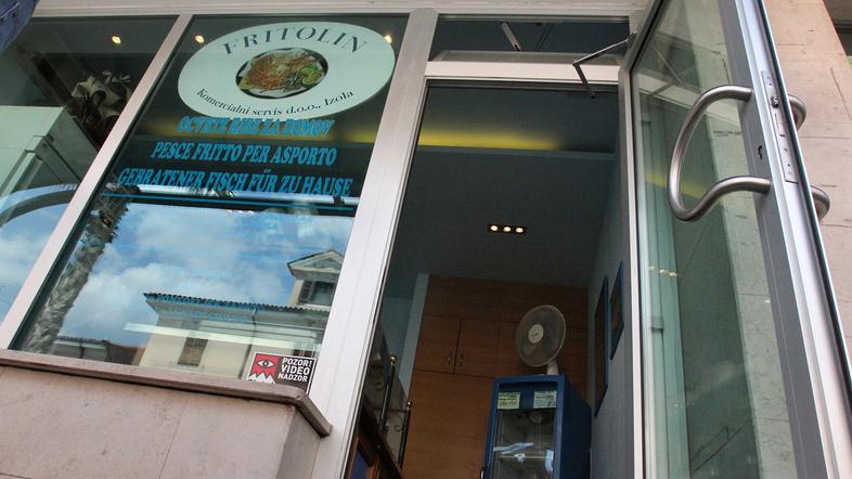 Zdravstveni inšpektorat meni, da je za prodajalno ocvrtih rib pristojen veterina