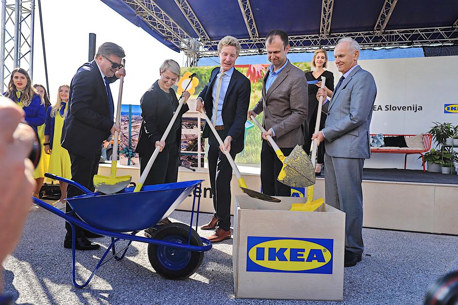 Postavitev temeljnega kamna za gradnjo trgovine Ikea v Ljubljani