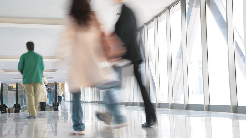 Delavci v pisarni hodijo po hodniku