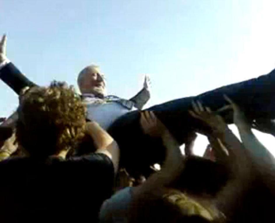 Tako so ga ljudje nosili po rokah na lanskem festivalu. (Foto: YouTube)