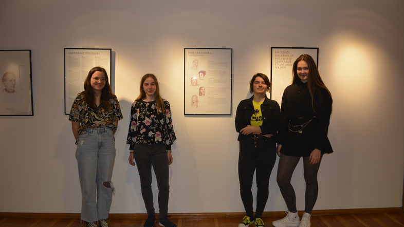 Portretistke razstave, manjka Gaja Bumbar