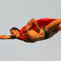 Čeh Michal Navratil je po koncu tekme za zabavo skočil še kot Superman.