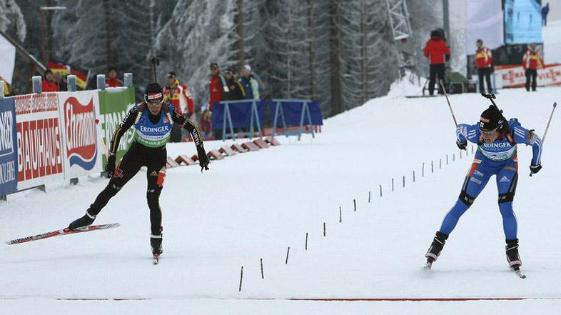 Svetlana Slepcova (desno) je takole v ciljnem sprintu ugnala Andreo Henkel in Ru