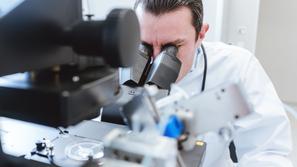 mikroskop znanstvenik laboratorij