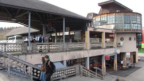 Zaradi kršenja javnega reda in miru v lokalih na avtobusni postaji policija večk