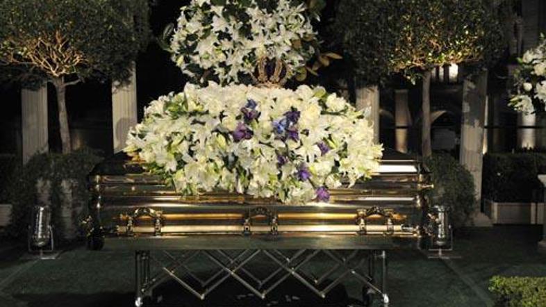 Krsta naj bi bila ob obeh pogrebnih slovesnostih prazna.