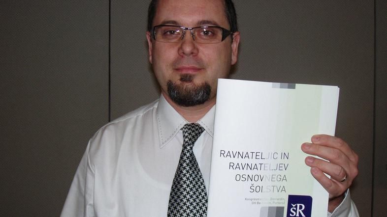 "Zlasti na internetu in tudi v drugih medijih se pojavlja nedopustno javno izpos