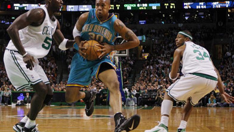 David West je skupaj s Chrisom Paulom povozil Toronto.