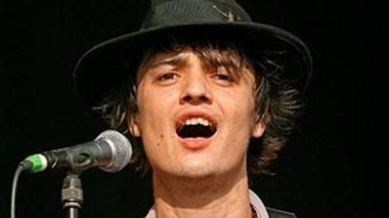 Pete je z majhnim kozarcem razbil zadnje okno avtomobila. (Foto: AFP)